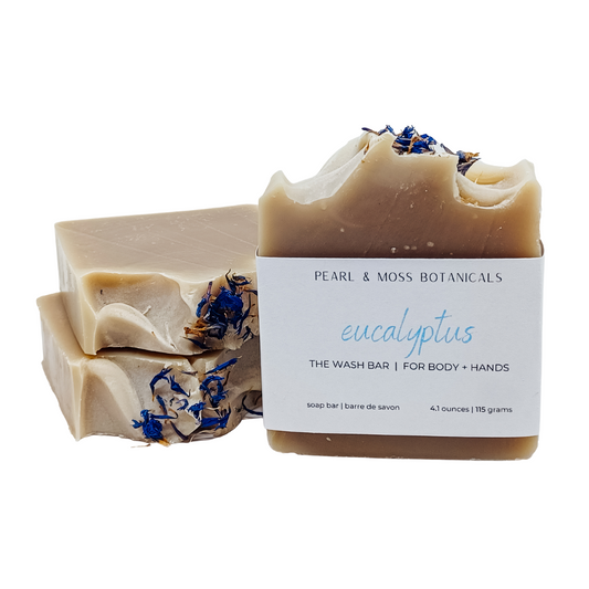 The EUCALYPTUS bar is naturally coloured with French green clay (absorbs impurities from the skin), alkanet root powder (naturally soothes irritated skin and acts as an anti-inflammatory), and white kaolin clay (gentle, lightly exfoliating clay that soothes sensitive skin), and is topped with bright and bold cornflower petals.