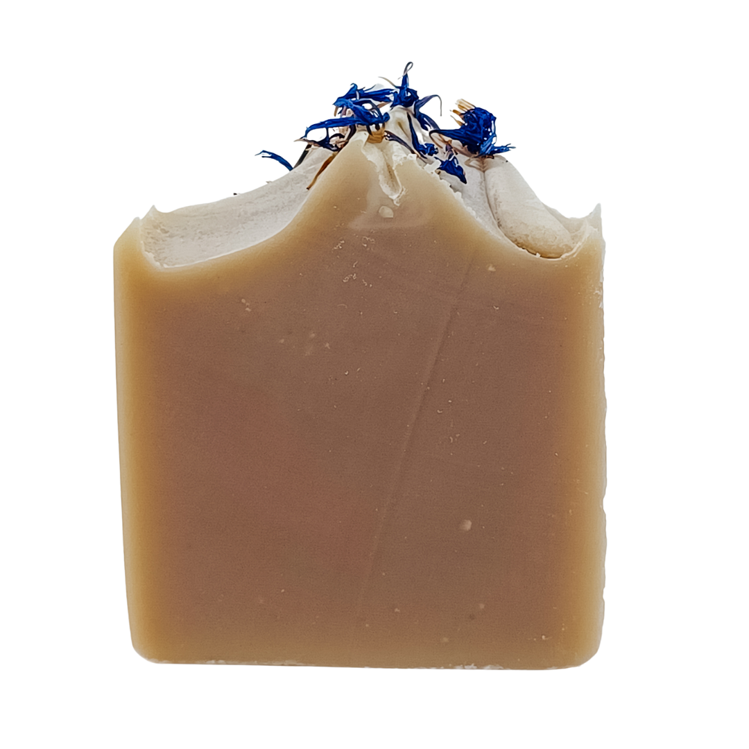 The EUCALYPTUS bar is naturally coloured with French green clay (absorbs impurities from the skin), alkanet root powder (naturally soothes irritated skin and acts as an anti-inflammatory), and white kaolin clay (gentle, lightly exfoliating clay that soothes sensitive skin), and is topped with bright and bold cornflower petals.
